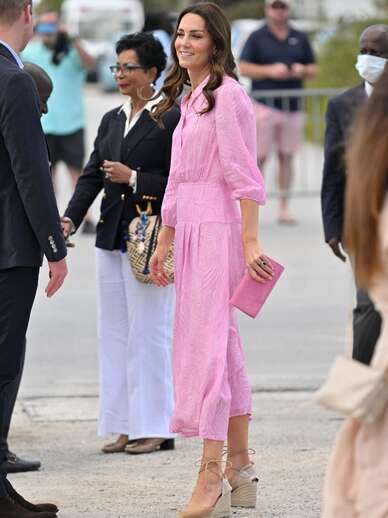 Kate Middleton espadrilles Espadrille Wedge Outfit, How To Wear Espadrilles, Wales Fashion, Kate Middleton Stil, Espadrilles Outfit, Kate Fashion, Awesome Kate, Wedges Outfit, Herzogin Von Cambridge