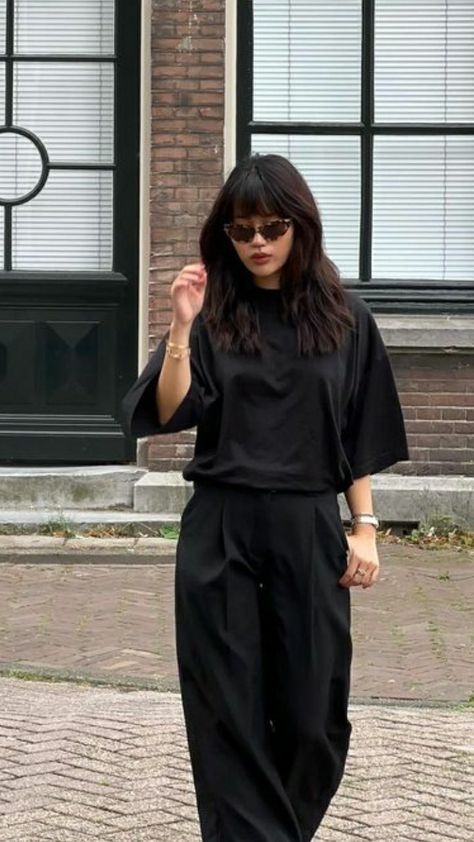 Manual Labor Outfit, Layered All Black Outfit, Baggy Professional Outfits, Black Tapered Trousers Outfit, Mid 80s Fashion, Black Outfits Baggy, Black Baggy Trousers Outfit, 2024 Gen Z Fashion, Baggy Black Outfit