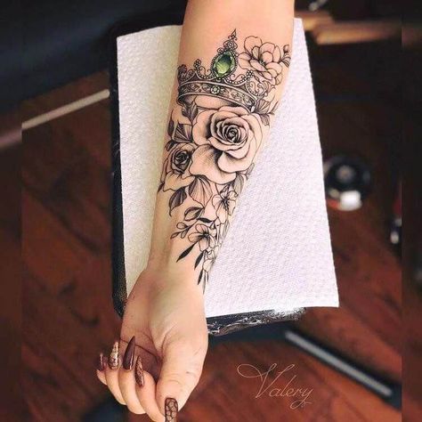 22 Authentic Designs Of Half Sleeve Tattoo For Women Floral Banner Tattoo, Tatoo Rose, Arm Tattoos For Women Forearm, Crown Tattoos For Women, Crown Tattoo Design, Shape Tattoo, Forearm Sleeve Tattoos, Forearm Tattoo Women, Tattoo Girls