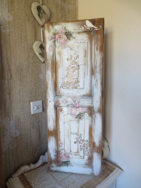 Contraventanas Old Door Painting Ideas, Decoupage Door, Vintage Door Decor, Old Door Decor, Cottage Core Decor, Inside Barn Doors, Upcycled Furniture Diy, Furniture Painting Techniques, Decoupage Furniture