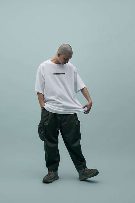 Streetwear Poses, Streetwear Photoshoot, T-shirt Photography, Streetwear Model, Fashion Models Men, Studio Poses, Military Training, Summer Lookbook, Studio Shoot