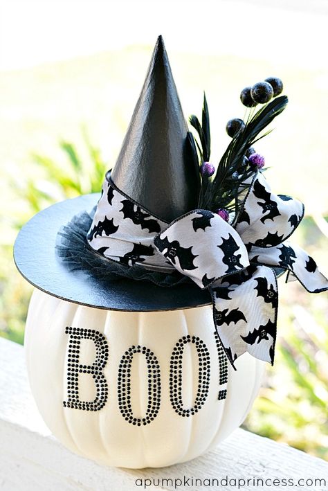 25 Great Halloween Decoration Ideas that are cute and festive. Hallowen Crafts, Porta Halloween, Decorated Pumpkin, No Carve Pumpkin Decorating, Hallowen Ideas, Pretty Pumpkins, Diy Halloween Decor, White Halloween, Adornos Halloween