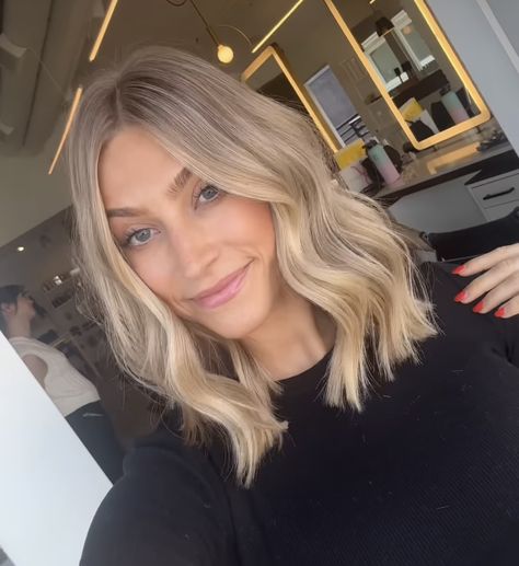 Long Bob Blow Dry, Natural Root Blonde Balayage, Fall Bronde Balayage Shoulder Length, Warm Blonde For Fall, Short Winter Blonde Hair, Blonde To Bronde Short Hair, Medium Length Blonde Balayage Dark Roots, Soft Dimensional Blonde, Bronde Fall Hair