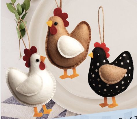 Diy Felt Chicken Ornaments, Chicken Decorations Diy, Diy Chicken Decorations, Bird Felt Pattern, Chicken Felt Ornament, Horse Felt Ornament, Felt Chicken Pattern Free, Chicken Craft Ideas, Felt Chicken Ornament