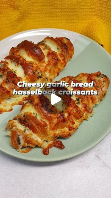 Mozzarella Cheese Bread Easy Recipes, Croissant Garlic Bread, Croissant Dinner Recipe, Recipes With Croissants, Croissant Stuffed, Stuffed Croissants, Crescent Roll Breakfast Recipes, Croissant Roll, Oven Food