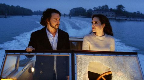 Turist (The Tourist) The Tourist Movie, Johnny Depp Angelina Jolie, Couples Trivia, Romantic Movie Night, Anglina Jolie, Paris Movie, Ladylike Outfits, Romance Movies Best, Movies Scenes