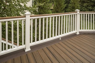 Transcend beveled deck rail in Tree House brown with black aluminum balusters Trex Deck Railing, Trex Transcend Railing, Trex Railing, Trek Deck, Wood Deck Railing, Trex Transcend, Composite Deck Railing, Deck Pictures, Trex Deck