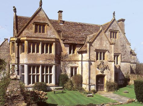 Sandford Orcas | Sandford Orcas Tudor Manor House built around 1500. Dorset. UK Tudor Manor, English Manor Houses, Places In England, Old Mansion, Abandoned Castles, Most Haunted Places, English Manor, Abandoned Mansions, Scary Places