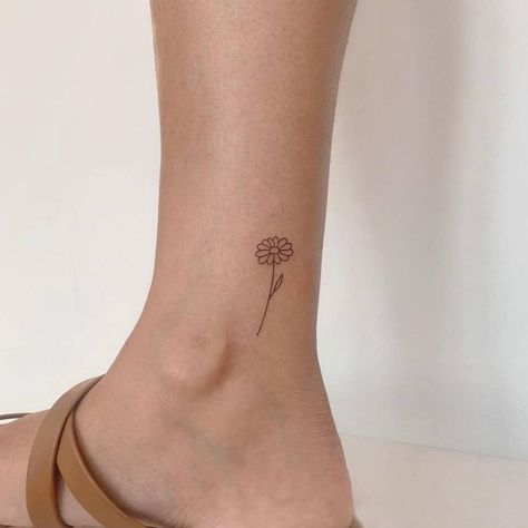 Simply Daisy Tattoo, Daisy In Vase Tattoo, Minimalist Daisy Tattoo Simple, Small Dainty Daisy Tattoo, Simplistic Daisy Tattoo, Behind The Ear Daisy Tattoo Ideas, Marguerite Daisy Tattoo, Line Work Daisy Tattoo, Daisy With Stem Tattoo