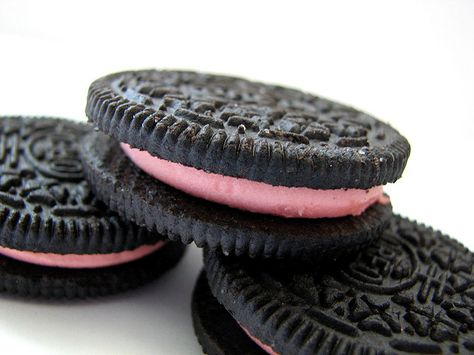 Party favors? Unusual Dessert Recipes, Double Stuff Oreos, Weird Ice Cream Flavors, Retro Sweet Shop, Pringle Flavors, Strawberry Oreos, Unusual Dessert, Oreo Birthday Cake, Charlotte Cake