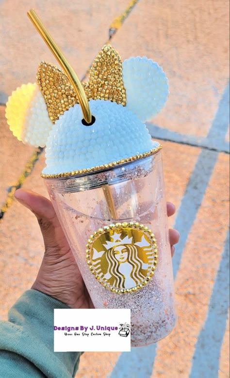 Disney Snowglobe Tumbler, Disney Tumbler Cups, Glass Snowglobe Tumbler, Bling Stuff, Copo Starbucks, Café Starbucks, Starbucks Cup Design, Starbucks Cup Art, Fancy Cup