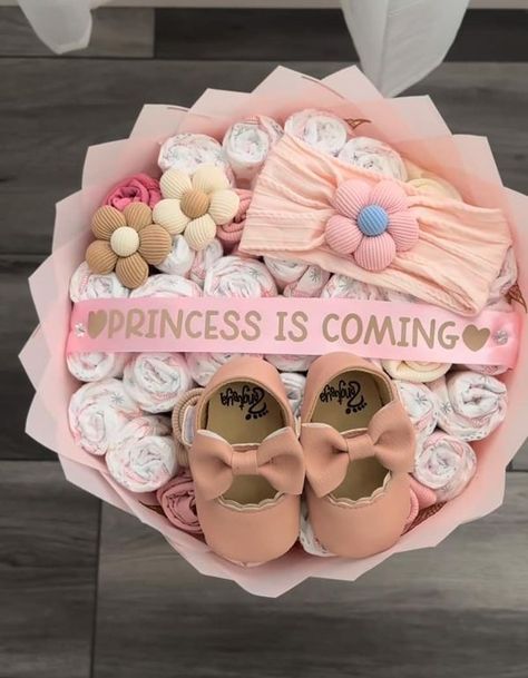 Viral Baby Products Baby Shower Gift Basket Ideas For A Girl, Baby Bouquet Gift, Diaper Bouquet For Baby Girl, Baby Shower Bouquet Ideas, Rainbow Baby Gift Ideas, Diaper Bouquet Diy, Fathers Day Gift Basket Ideas, Newborn Baby Basket, Baby Shower Bouquet