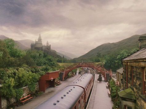 Hogsmeade Station, with view on Hogwarts Third Culture Kid, Rubeus Hagrid, Philosopher's Stone, The Sorcerer's Stone, Harry Potter Tumblr, Hogwarts Aesthetic, Journal Spreads, Common Room, Harry Potter Films