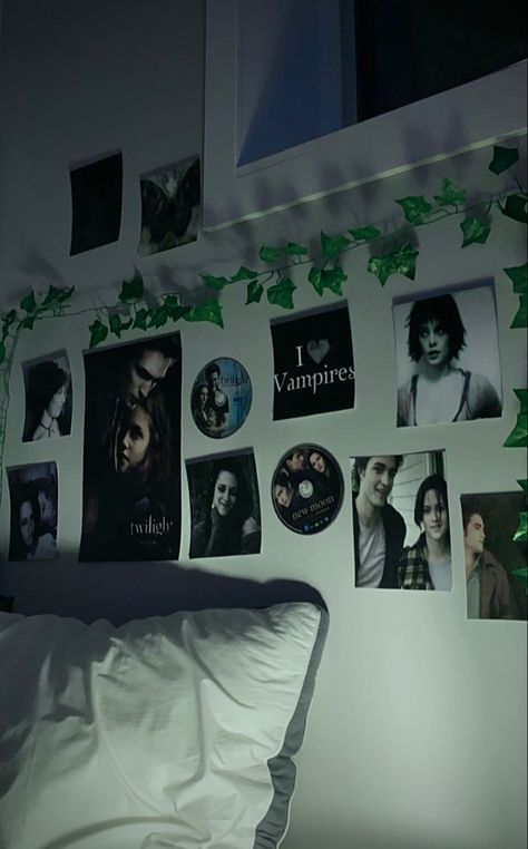 twilight, room, decor, room decor Vampire Room, Room Ideas Grunge, Decor Corner, Vibe Rooms, Wall Room Decor, Room Decor Grunge, Comfy Bedroom, Uni Room, Redecorate Bedroom