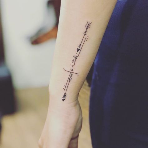 Arrow Tattoos For Women, Wörter Tattoos, Small Arrow Tattoos, Molecule Tattoo, Dragon Tattoo For Women, Inspiration Tattoos, Spine Tattoos For Women, Arrow Tattoo, Arrow Tattoos