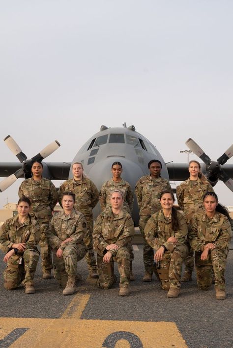 Air Force Pictures, United States Air Force Academy, Military Motivation, Air Force Women, Pose For A Photo, Jet Fighter Pilot, Air Force Pilot, Army Infantry, Air Force Academy