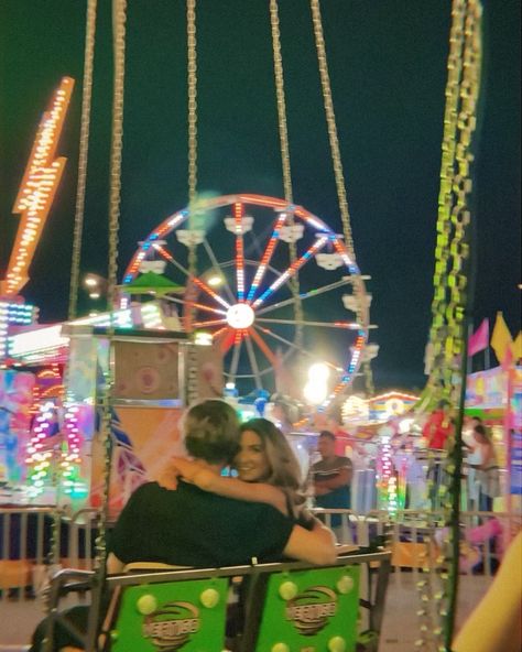 Fair food may be questionable, but the company? 10/10. Funfair Date, Couple Fair Pictures, Fair Pictures Ideas, Fair Pics, Fair Date, Carnival Date, Fair Pictures, Hangout Ideas, Strawberry Festival