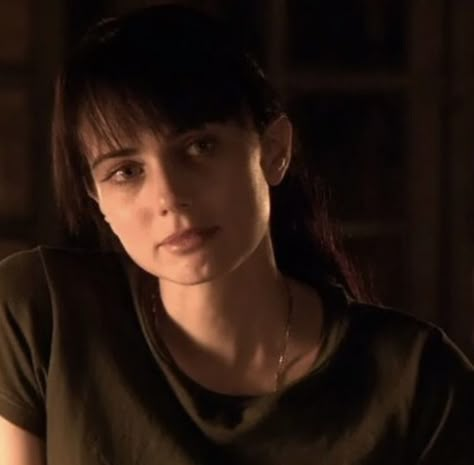 Mia Kirshner 90s, Mia Kirshner The L Word, Jenny The L Word, Jenny Schecter, Jennifer Connelly 90s Aesthetic, Tina Cohen Chang Icons, Jennifer From Jennifers Body Pfp, Labyrinth Jennifer Connelly, Jennifer Connelly Labyrinth Hair