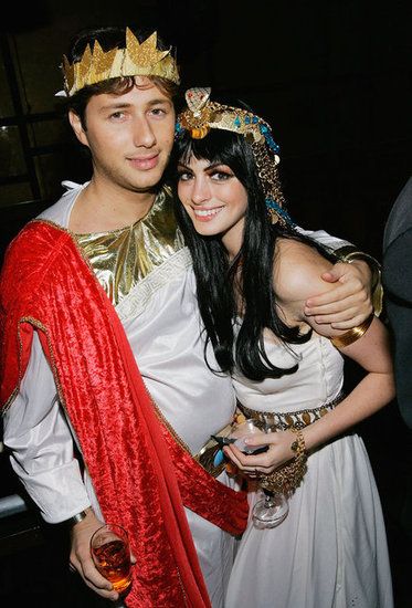 150+ Celebrity Halloween Costumes: In 2002, Heidi Klum blew kisses as Betty Boop in NYC.  : Raffaello Follieri and Anne Hathaway coordinated their 2004 costumes at an NYC party. Celebrity Couple Costumes, Bonnie And Clyde Halloween Costume, Halloween Costume Couple, Halloween Costumes Pictures, Cleopatra Halloween, Funny Couple Costumes, Halloween Parejas, Celebrity Costumes, Black Halloween Dress