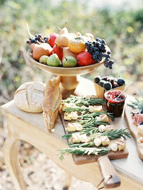 Autumn Wedding Food, Cheese Table, Outdoor Dinner, Fall Wedding Cakes, Perfect Picnic, Catering Food, Picnic Food, Wedding Inspiration Fall, Autumn Harvest