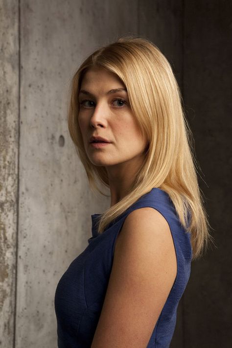 Johnny English Rosamond Pike, Rosemund Pike, 70s Hair, Rosamund Pike, Gone Girl, Catherine Zeta Jones, Actrices Hollywood, Hollywood Celebrities, Celebrities Female