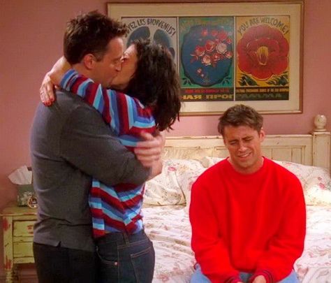 Third wheel forever | When Joey promised not to tell anyone that Chandler and Monica were sleeping together. | The 27 Most Iconic "Friends" Scenes, According To Tumblr Friends Scenes, Rasy Koni, Friends Cast, Ross Geller, Joey Tribbiani, Friends Moments, Phoebe Buffay, Friends Series, Friend Memes