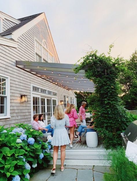 Preppy Family, East Coast Aesthetic, Nantucket Summer, Hamptons Summer, Cape House, Family Party, Coastal Chic, Dream Lifestyle, Dream House Exterior