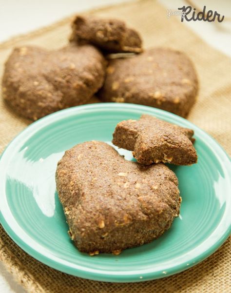 Nutrition: Healthy Horse Treat Recipe - Horse Illustrated Apple Horse Treats Recipe, Soft Horse Treats, Horse Cookies For Horses, Horse Treats Recipe Easy No Bake, Horse Cookies Recipes, Homemade Horse Treats, Pup Treats, Horse Birthday Cake, Homemade Pet Treats