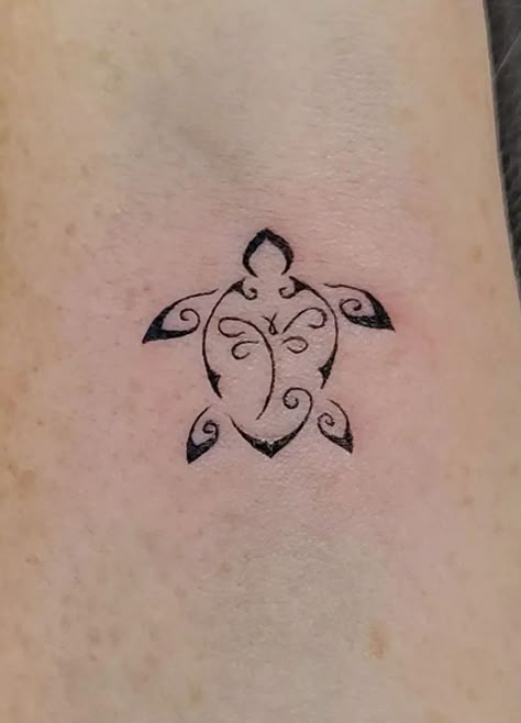 Simple Line Turtle Tattoo, Fine Line Turtle Tattoo, Henna Turtle, Kids Initial Tattoos, Hawaiian Turtle Tattoos, Bestie Tats, Scars Tattoo, Initial Tattoos, Wing Tattoos On Back