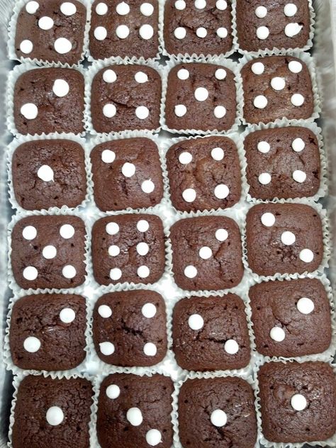 Dice Brownies - Is anyone still playing Bunco? Dice Brownies, Bunco Food, Bunco Themes, Game Night Parties, Casino Night Food, Bunco Party, Casino Party Foods, Poker Party, Vegas Party