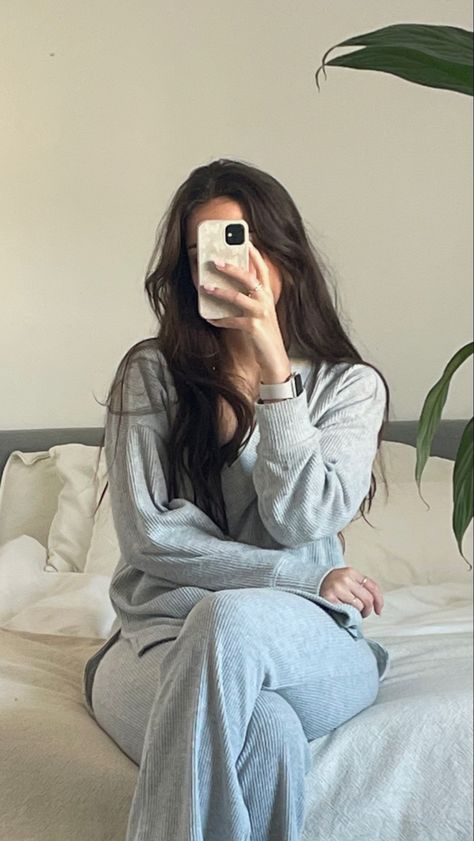 Comfy outfit, matching set, at home, winter, grey pjs, pijamas, grey pants, ootd, uggs Comfy House Outfit, House Outfit Lazy Days, At Home Outfits Cozy, Lazy Outfits For Home, Cute Lounge Outfits, House Outfit, Comfy House, At Home Outfits, Lounge Outfits