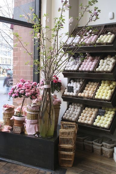 Flowers And Candles, Săpunuri Handmade, Soap Display, Display Basket, Shabby Chic Interiors, Soap Shop, Craft Show Displays, Soap Packaging, Upper East Side