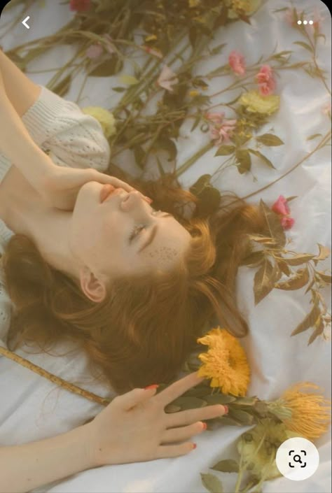 Sunshine Photoshoot Ideas, Bouquet Portrait Photography, Floral Photography Ideas, Boho Floral Photoshoot, Dreamy Floral Photoshoot, Floral Photoshoot Ideas Outdoor, Dreamy Nature Photoshoot, Photoshoot With Flowers Bouquets, Sunset Portrait Photography Golden Hour