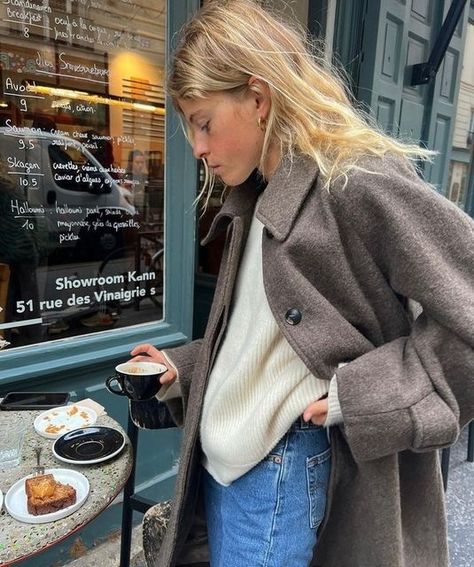 Copenhagen Street Style Winter, Short Wool Coat, Wool Coat Outfit, Random Aesthetics, Estilo Hippy, Brown Shade, Classy Style, Style Winter, Coat Outfits