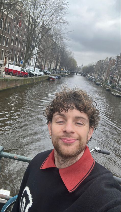 Tom Grennan Aesthetic, Tom Curran, Tom Grennan Concert, Tom Grennan, Tom Anderson Guitars, Music Artists, Hair Cuts, Celebrities