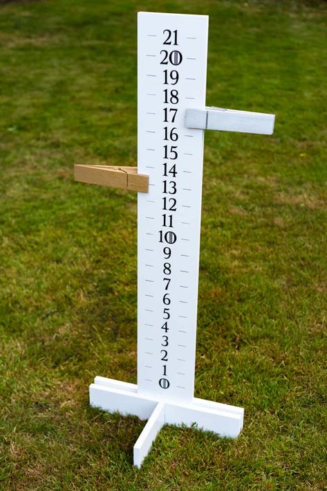 This DIY cornhole scoreboard is so simple to make with just one board! Keep track of the cornhole game score with oversized clothespins clipped to each side of the points. Cornhole Scoreboard, Diy Cornhole, Diy Cornhole Boards, Cornhole Boards Designs, Diy Yard Games, Corn Hole Diy, Cornhole Designs, Outside Games, Large Workshop