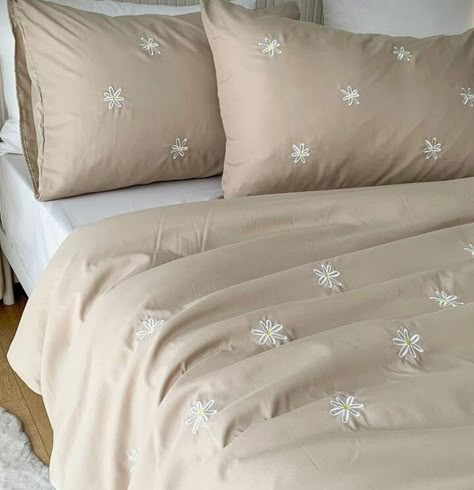 Shein Bedsheets, Aesthetic Bedsheets Meesho, Bedsheets Designs Aesthetic, Floral Bedsheets Aesthetic, Embroidery Bedsheets Design, Cute Bed Sheets Aesthetic, Bed Covers Aesthetic, Bedroom Bed Sheets, Aesthetic Bedsheets