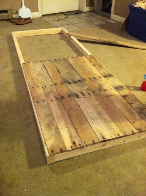 Pallet Door, Vstupná Hala, Pallet Barn, Make A Door, Door Plan, Reclaimed Pallet Wood, Diy Barn Door, Wood Pallet Projects, Interior Barn Doors