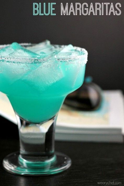 Tiffany Blue Drinks, Blue Margarita Recipe, Cocktail Original, Blue Margarita, How To Make Margaritas, Blue Drinks, Tequila Drinks, Drinks Cocktails, Munnar