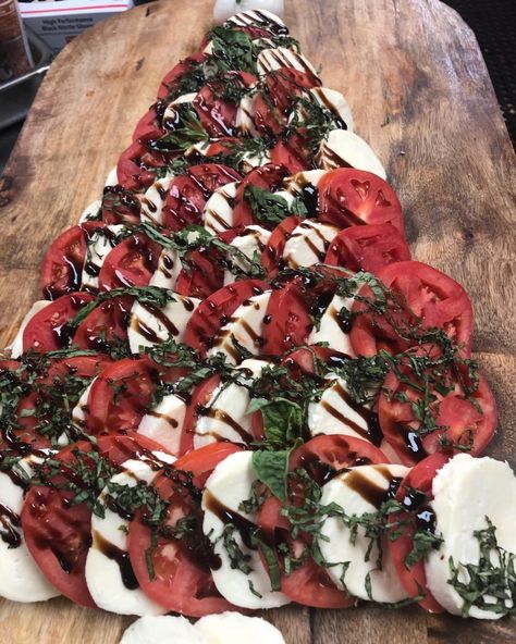 Caprese Christmas, Holiday Theme Food, Salad Christmas, Christmas Hosting, Christmas Eats, Christmas Meals, Christmas Eve Dinner, Dinner Appetizers, Christmas Dishes