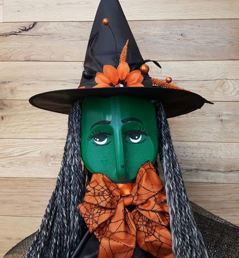 Witch Decorations Diy, Halloween Lifestyle, Diy Halloween Witch, Halloween Sayings, Country Halloween, Hanging Witch, Halloween Outside, Mascaras Halloween, Easy Diy Halloween Decorations