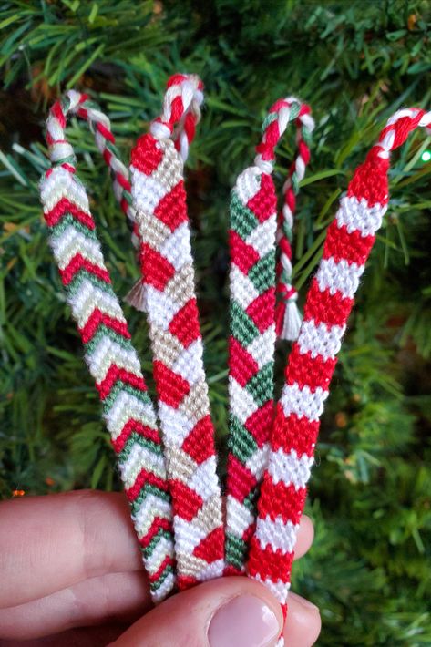 Christmas Friend Ship Bracelets, Christmas Embroidery Bracelets, Christmas Chevron Bracelet, Xmas Friendship Bracelets, Christmas Thread Bracelets, Friendship Bracelet Patterns Christmas, Holiday Friendship Bracelet Patterns, Christmas Macrame Bracelet, Chevron Bracelet Ideas