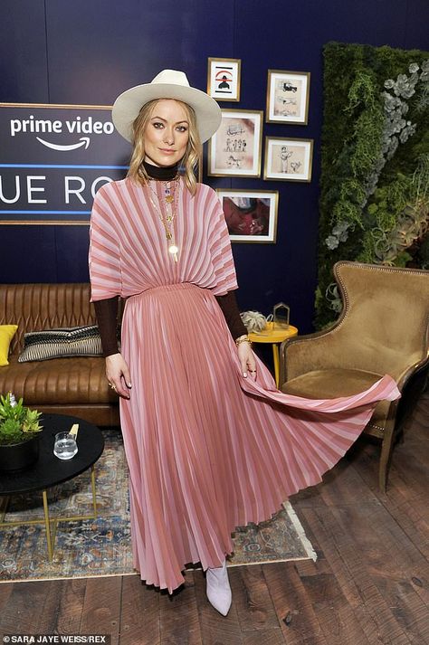 Pick pleats like Olivia in a pink midi skirt by Dior #DailyMail Sxsw Fashion, Olivia Wilde Style, Boho Sheek, Christian Dior Dress, Pink Midi Skirt, Dior Dress, Stylish Celebrities, Olivia Wilde, Spring Fashion Trends