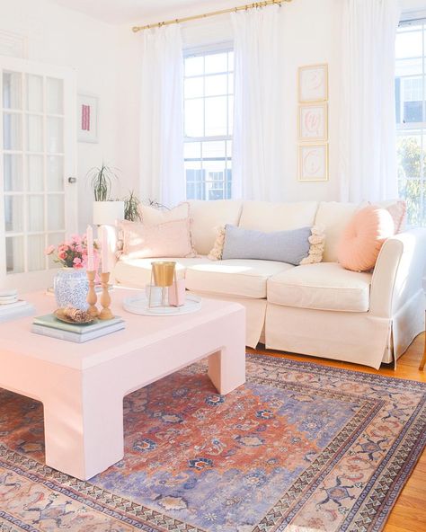 Pink Accents Living Room, Interior Design 101, Stylish Apartment Decor, Blue And Pink Living Room, Preppy Living Room, Blush Living Room, Tips Interior Design, Living Room College, College Living Rooms