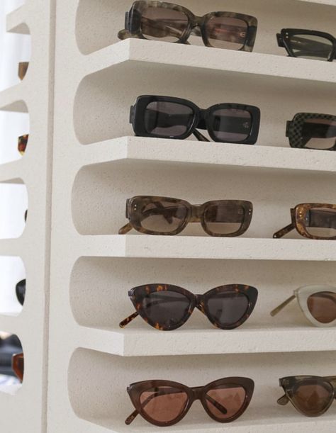 Sunglasses Retail Display, Sunglasses Organization Aesthetic, Sunglasses Collection Display, Sunglasses Display Ideas, Sunglasses Organization, Sunglass Display, Aesthetic Organization, Eyewear Display, Sunglasses Organizer