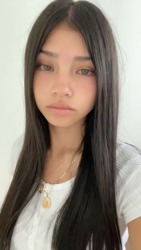 Angie Bolainez, Pretty People Naturally, Latina Face Claim, Wasian Face Claim, Girl Without Makeup, Narrow Face, Pale Skin Makeup, Celebrity Selfies, Dyed Hair Inspiration