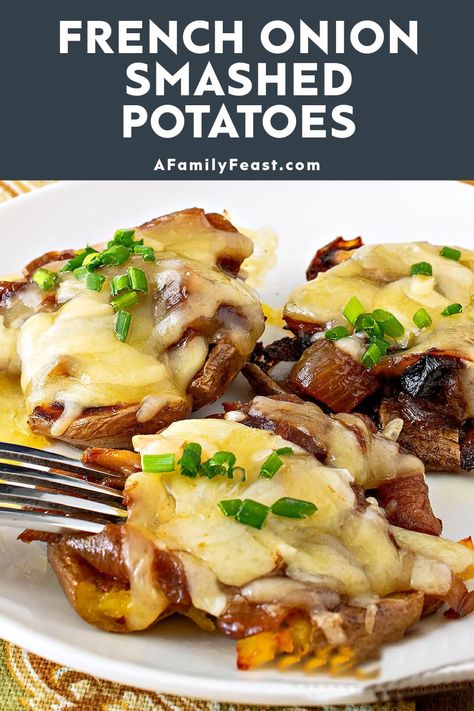 French Onion Smashed Potatoes - A Family Feast Potato Coins, Family Feast Recipes, Onion Potatoes, Smashed Potatoes Recipe, Potato Appetizers, Veggie Snacks, Yellow Potatoes, Savory Appetizer, Family Feast