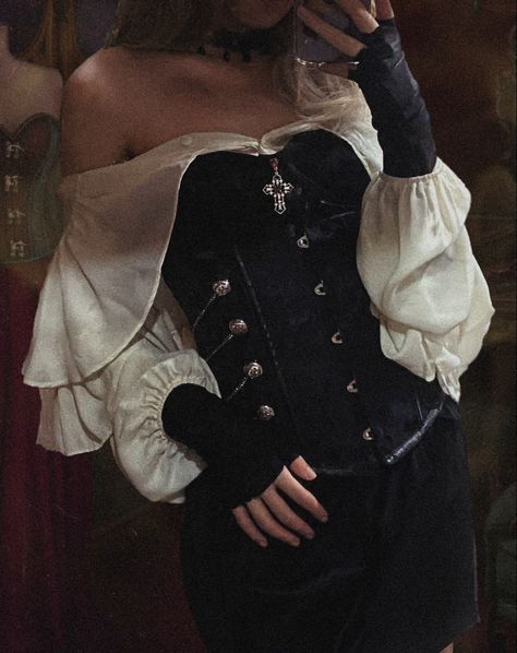 isnta sghwq Halloween Costumes 2022, Pirate Girl, Fair Outfits, Fest Outfits, Corset Outfit, Halloween This Year, The Underworld, Creative Halloween Costumes, Fantasy Clothing