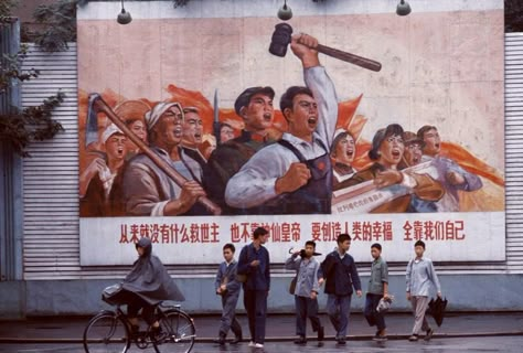 Color Photos of Daily Life in China in the 1970s ~ Vintage Everyday Bruno Barbey, Study Photography, Chinese History, French Photographers, Propaganda Posters, Magnum Photos, Colour Photograph, Street Scenes, New Yorker