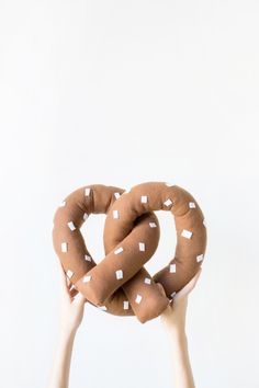 DIY Pretzel Pillow Pretzel Pillow, Giant Pretzel, Creative Pillows, Diy Boho Decor, Studio Diy, Pillow Tutorial, Sewing Pillows, Diy Pillows, Diy Inspiration